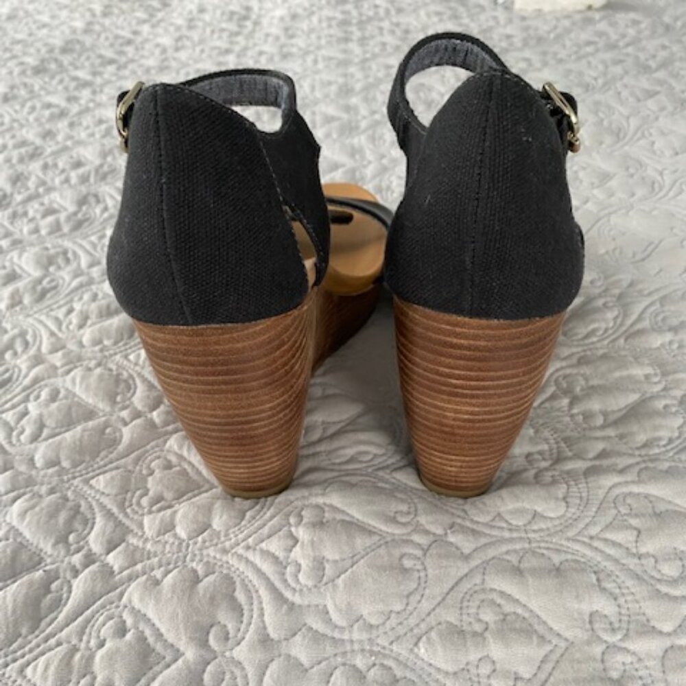 Dr. Scholl's Black & Tan Wood-Look Wedge Sandals - Picture 5 of 6